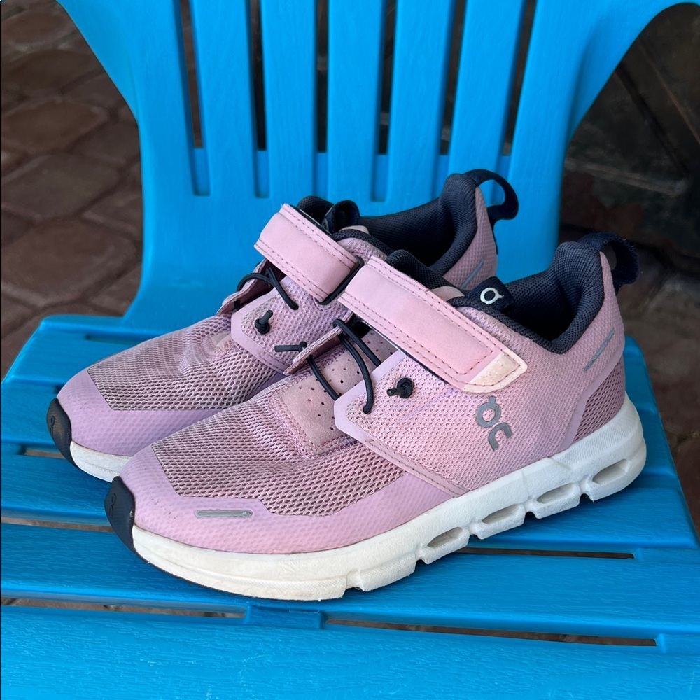 Girls On Cloud sneakers